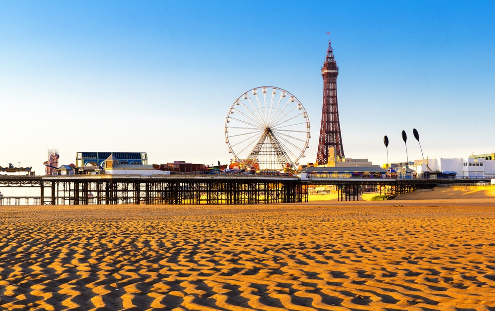 Blackpool Tower VS Eiffel Tower Hummingbird - Contrado Digital