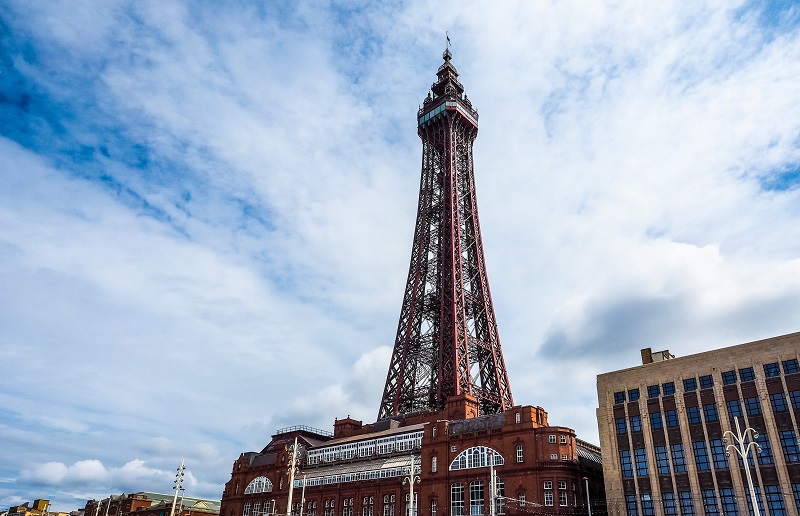 Blackpool Tower VS Eiffel Tower Hummingbird - Contrado Digital